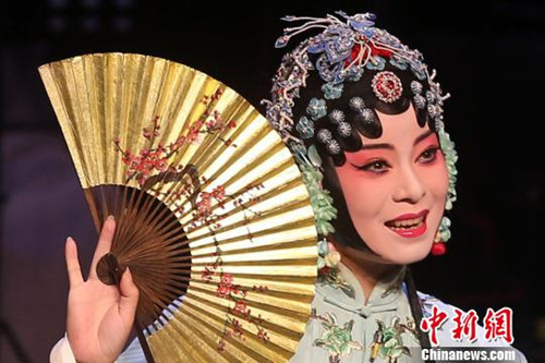 中國(guó)僑網(wǎng)資料圖:昆曲名角龔隱雷表演昆曲名段《牡丹亭.尋夢(mèng)》。(泱波 攝)