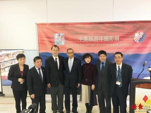中國僑網(wǎng)中美華人攝影家皇后區(qū)圖書館開展。(美國《僑報》/宋旸 攝)