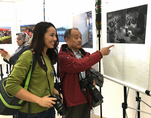 中國僑網(wǎng)《制作毛筆》的作者與摩洛哥攝影愛好者