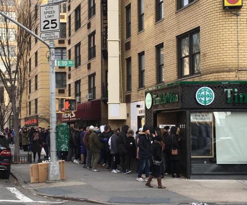 中國僑網(wǎng)餐館門口大排長隊(duì)。(美國《僑報(bào)》資料圖)