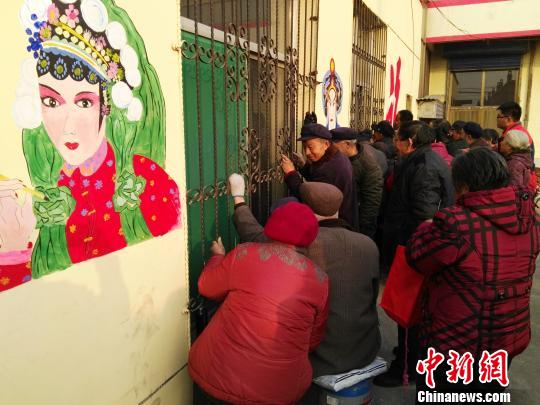 中國僑網(wǎng)山西祁縣國家級非遺“祁太秧歌”再度聚攏起鄉(xiāng)村人氣。(李新鎖 攝)