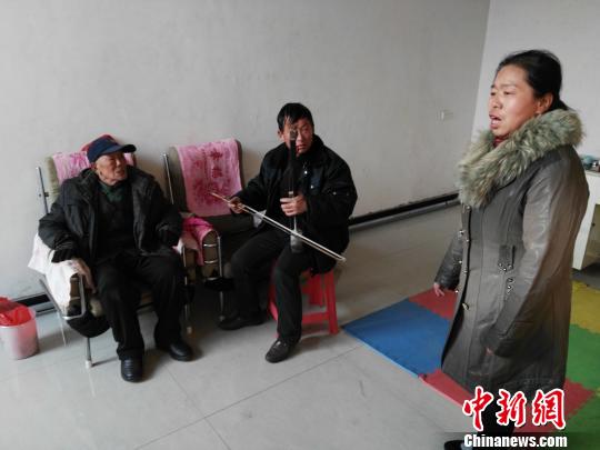 中國僑網(wǎng)“祁太秧歌”傳承人閆續(xù)祥一家三口表演“祁太秧歌”。(李新鎖 攝)