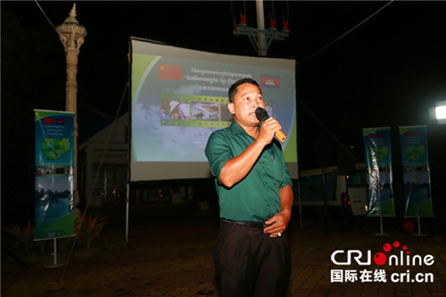 中國僑網(wǎng)中柬友誼臺(tái)主持人在磅通市宣布活動(dòng)開始
