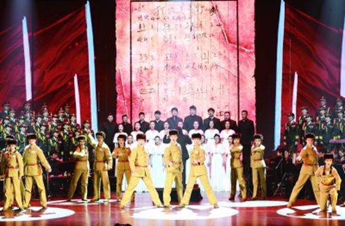 中國僑網(wǎng)紀(jì)念周巍峙同志誕辰100周年音樂會上唱響《中國人民志愿軍戰(zhàn)歌》。本報(bào)記者 陳 曦 攝