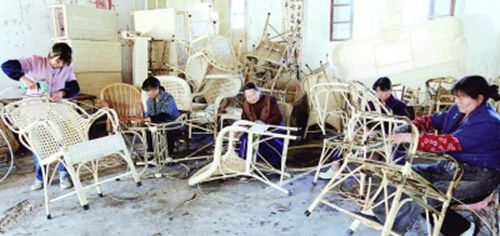 中國僑網(wǎng)南鄭縣村民在進(jìn)行藤編