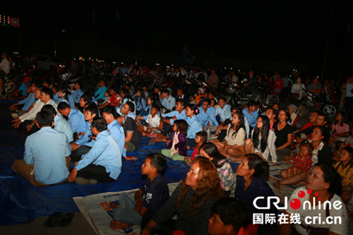 中國僑網(wǎng)馬德望市民觀看中柬優(yōu)秀電影