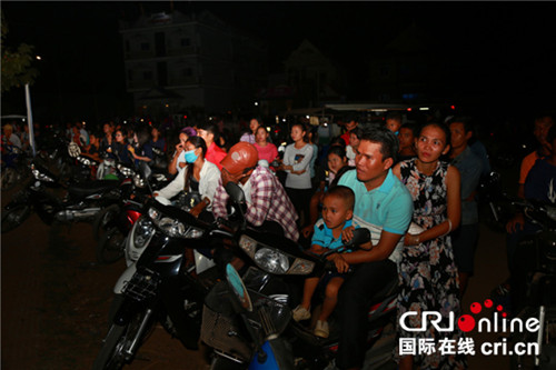 中國僑網(wǎng)正在觀看中柬優(yōu)秀電影的詩梳風(fēng)市民