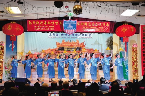 中國僑網(wǎng)演出劇照。(海南哩哩美藝術(shù)團(tuán)提供)