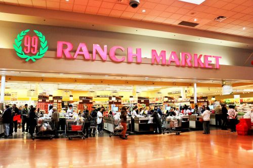 中國僑網(wǎng)過年期間的大華超市(美國《僑報》/詩喬 攝)