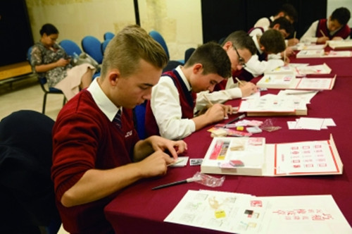 中國僑網(wǎng)馬耳他學(xué)生練習(xí)刻章。(姜佩璋 攝)