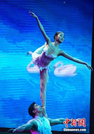 中國僑網(wǎng)資料圖:2016年2月29日晚,“文化中國·四海同春”亞洲藝術(shù)團(tuán)在菲律賓首都馬尼拉舉行慰僑演出。中新社記者 張明 攝