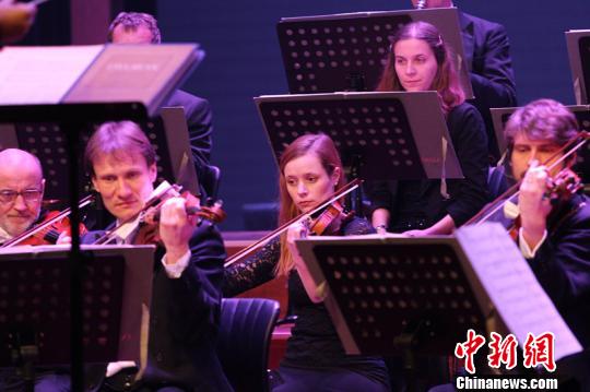 中國(guó)僑網(wǎng)南捷克愛樂樂團(tuán)現(xiàn)場(chǎng)演奏樂曲 韓冰 攝