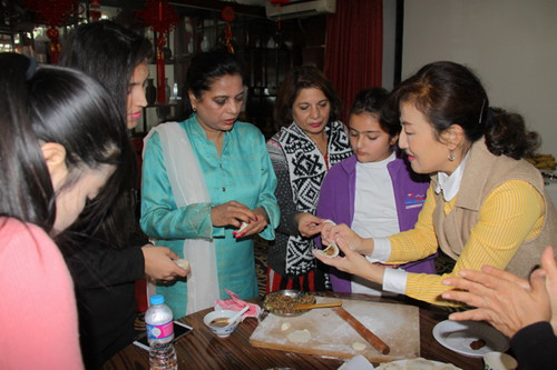 中國僑網(wǎng)廚藝班學(xué)員學(xué)習(xí)包餃子