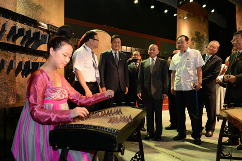 中國僑網(wǎng)資料圖:2012年8月7日柬埔寨國王西哈莫尼欣賞華夏古樂團演出(牛愛紅 攝)