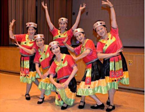 中國僑網(wǎng)海韻合唱團(tuán)演出劇照。(美國《僑報》資料圖)