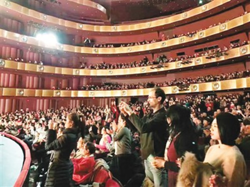 中國(guó)僑網(wǎng)大衛(wèi)·寇克劇院座無虛席