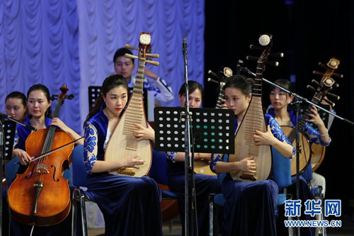 中國(guó)僑網(wǎng)中國(guó)廣東民族樂(lè)團(tuán)的藝術(shù)家在表演。(奧斯帕諾夫 攝)
