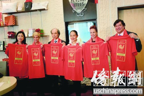 中國僑網(wǎng)中國駐洛杉磯總領(lǐng)館文化領(lǐng)事王瑾(右3)、旅游局總裁瓦格納(右2)等在新聞發(fā)布會上合影。(美國《僑報》/夏嘉 攝)