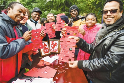 中國僑網(wǎng)外國留學(xué)生展示剪紙作品。