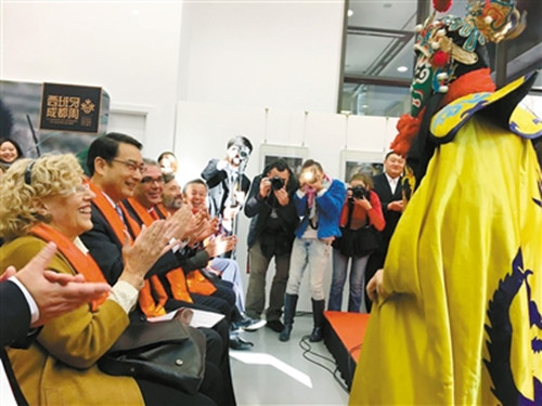 中國僑網(wǎng)川劇變臉表演贏得嘉賓喝彩