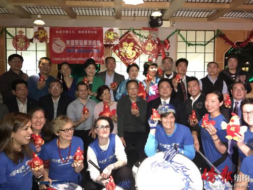 中國僑網(wǎng)美國繁榮華埠總會第十八屆紐約新春爆竹文化節(jié)和新春愛心大游行文化節(jié)記者會出席嘉賓合影。 (美國《僑報(bào)》/陳辰 攝)