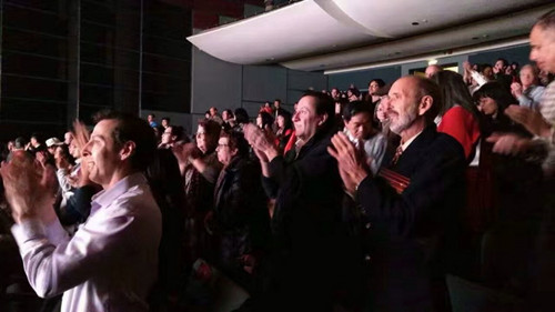 中國僑網(wǎng)觀眾起立鼓掌歡呼