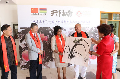 中國僑網(wǎng)都本基老師向法吉姆總統(tǒng)贈送其繪畫作品