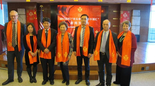 中國僑網(wǎng)李立言(左三)、楊雪蘭(左四)介紹“歡樂春節(jié)·藝術(shù)中國匯”。(美國《世界日報》/高夢梓 攝)