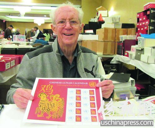 中國僑網(wǎng)索貝爾展示聯(lián)合國郵政局發(fā)行聯(lián)合國雞年生肖小版張。(美國《僑報》/翁羽 攝)
