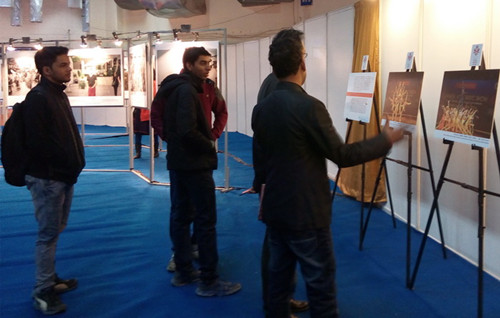 中國僑網(wǎng)觀眾饒有興趣地談起2016年觀看“歡樂春節(jié)”演出的盛況