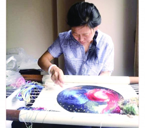 中國(guó)僑網(wǎng)劉小紅在創(chuàng)作刺繡《星云之夢(mèng)》