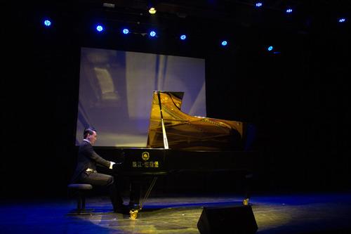 中國僑網(wǎng)吳牧野演出現(xiàn)場。(法國《歐洲時報》/孫慶波 攝)