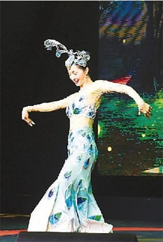 中國僑網(wǎng)獨舞《吉祥孔雀》(新華社記者 張立云 攝)
