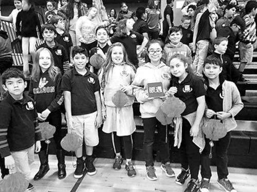 中國(guó)僑網(wǎng)武林漢韻演出團(tuán)受到美國(guó)小朋友的熱烈歡迎