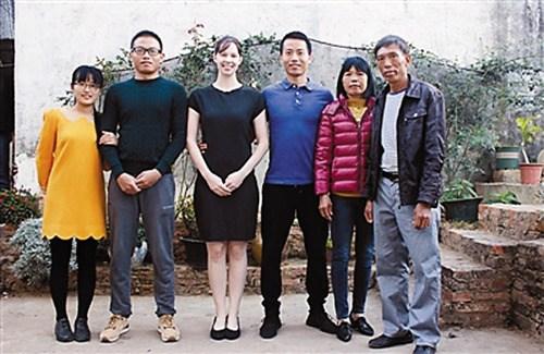 中國僑網(wǎng)洋媳婦與家人合影(受訪者供圖)