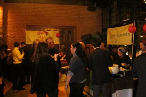 中國僑網(wǎng)大家在各個美食攤位前品嘗美食、談天說地。(美國《世界日報》/金春香 攝)