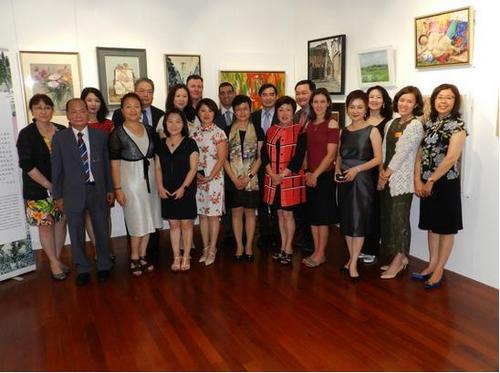 中國僑網(wǎng)融合畫展上開幕式合照。(澳洲《新快報》圖片)