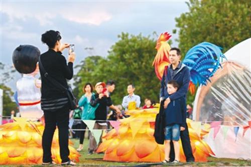 中國(guó)僑網(wǎng)圖為在奧克蘭市民在元宵燈節(jié)上留影。(新華社記者 宿亮 攝)