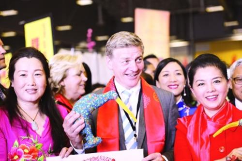 中國(guó)僑網(wǎng)新西蘭總理英格利希對(duì)中國(guó)文化中心贈(zèng)予的非遺布藝幾維鳥(niǎo)愛(ài)不釋手