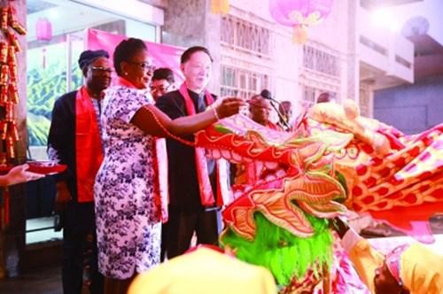 中國(guó)僑網(wǎng)中國(guó)駐貝寧大使刁鳴生與貝寧總統(tǒng)夫人共同為舞龍點(diǎn)睛
