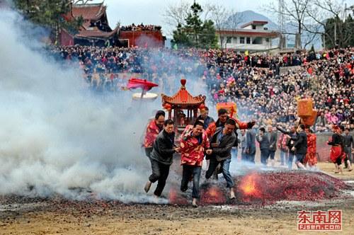 中國僑網(wǎng)羅源縣進水宮廟會(過火)活動