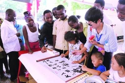 中國(guó)僑網(wǎng)“歡樂春節(jié)新春廟會(huì)”在坦桑尼亞閃亮登場(chǎng)