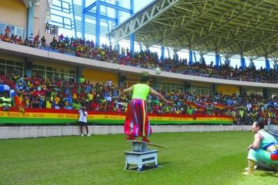 中國僑網(wǎng)湖南雜技藝術(shù)代表團(tuán)在格林納達(dá)中國援建的國家板球體育場萬人慶典活動上精彩表演。(尹幫清 攝)