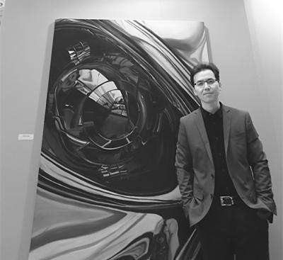 中國僑網(wǎng)圖為周松及其參展作品《熵 No3》。(黃昊 攝)