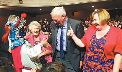 中國僑網(wǎng)煤礦文工團張躍英在握手瞬間表演的《變臉》技驚四座。(王堯 攝)