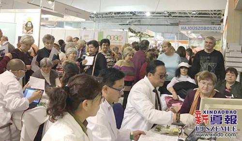 中國僑網(wǎng)“匈牙利岐黃中醫(yī)藥中心”中醫(yī)專家為匈牙利民眾義診。(匈牙利《新導(dǎo)報》資料圖/歐陽燕清 攝)