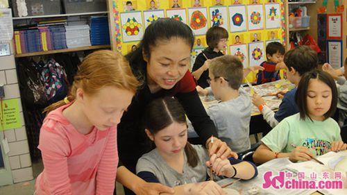 中國(guó)僑網(wǎng)2011年11月,楊紅衛(wèi)赴美國(guó)芝加哥教學(xué)生制作風(fēng)箏