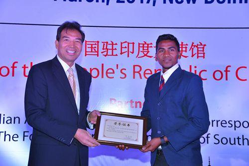 中國(guó)僑網(wǎng)羅照輝為德里大學(xué)“中國(guó)行社交媒體大賽”獲獎(jiǎng)學(xué)生頒發(fā)獎(jiǎng)品和證書(shū) (來(lái)源:中國(guó)駐印度使館網(wǎng)站)
