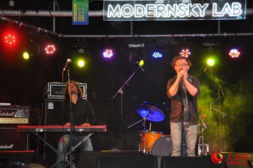 中國(guó)僑網(wǎng)魁北克民謠歌手凱特·庫納表演節(jié)目。(人民網(wǎng) 單薇 攝)