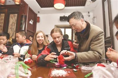 中國僑網(wǎng)中外青少年共同體驗(yàn)非遺項(xiàng)目。 新華報(bào)業(yè)視覺中心記者 邵丹 攝